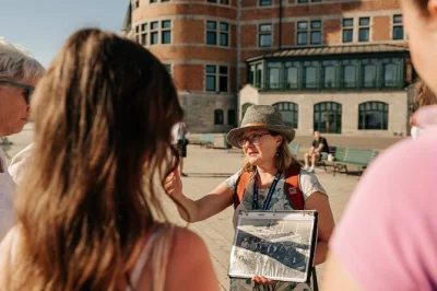 Explore as ruas charmosas do old quebec, viaje no funicular e descubra histórias com um guia local. inclui traslado do hotel e horário flexível para seu grupo.