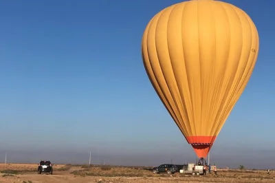 Über marrakech bei sonnenaufgang schweben, die atlasberge erwachen sehen und ein echtes berber-frühstück im zelt genießen. mit hotelabholung und flugzertifikat.