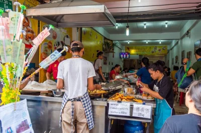 Chiang mai entdecken: warorot markt, hakka-nudeln, mango sticky rice & mehr mit lokalem guide. jetzt auch last-minute buchbar!