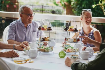 Scopri londra reale con una guida tra kensington gardens, storie di regina vittoria e un esclusivo high tea vicino al palazzo. passeggiata e tè inclusi.