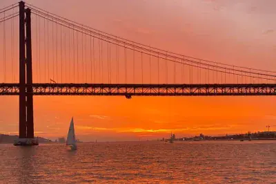 Lisbonne : Croisière au coucher du soleil en catamaran avec dégustation de vin portugais
