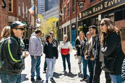Scopri i pub più antichi di boston lungo il freedom trail, ascolta storie inedite da una guida locale e gusta birre artigianali in un piccolo gruppo—opzione con drink inclusi.