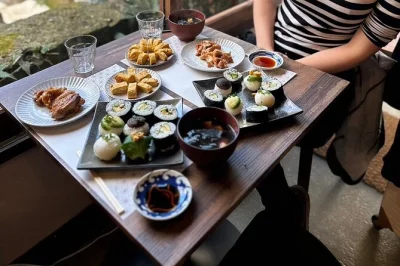 Découvrez un cours de cuisine japonaise chez l’habitant à yanaka : préparez sushi, bento ou okonomiyaki avec des ingrédients frais et partagez un déjeuner convivial.