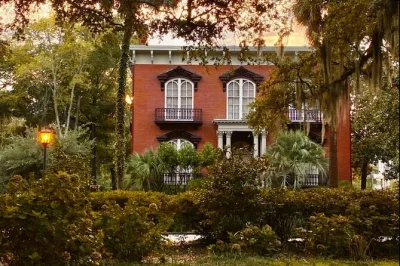 Découvrez le quartier historique de savannah avec un conteur local, flânez dans les squares, visitez les extérieurs de la maison natale de juliette gordon low et du temple mickve israel, accessible