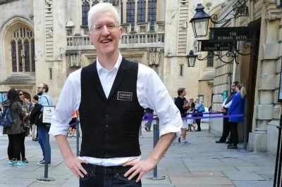 Descubre el lado más atrevido de bath en un tour a pie lleno de escándalos, risas y relatos locales. guía experto, accesible para silla de ruedas y anécdotas inolvidables.