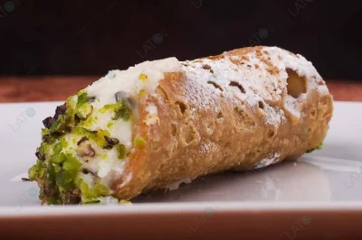 Vivez l’âme sicilienne à taormina : préparez pizza, cannoli et chiacchiere avec des chefs locaux, profitez de la vue sur la mer, d’un verre de limoncello et d’un transfert privé inclus.