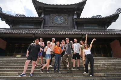 Entdecke die beeindruckende bai dinh pagode, gleite mit dem boot durch die höhlen von trang an und genieße die aussicht vom mua cave – inklusive hotelabholung in hanoi und regionalem mittagessen.