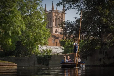 Recorre en punt el río cam pasando por los emblemáticos colleges de cambridge, la capilla del king’s y el puente de los suspiros con guía local, mantas y paraguas incluidos.