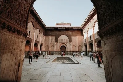 Scopri la medina di marrakech con una guida locale, visita la moschea koutoubia, vivi l’energia di jemaa el-fna e perdiamoci tra vicoli nascosti. guida certificata inclusa.