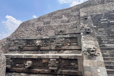 Descubre las pirámides de teotihuacán en una excursión privada con guía local, recogida en hotel, snacks y tiempo para explorar las antiguas avenidas cerca de ciudad de méxico.