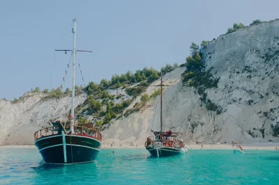 Explore as praias de white rocks e xi, nade nas águas cristalinas e aproveite um almoço caseiro com vinho neste passeio de barco pelo mar jônico saindo de kefalonia.