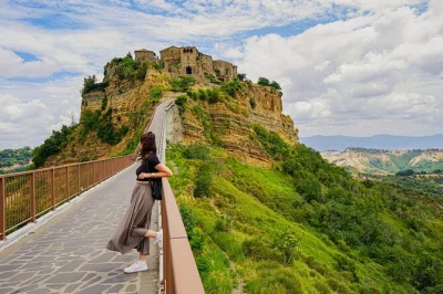 Descubra civita di bagnoregio, prove brunello na toscana e explore as ruas medievais de orvieto, com almoço e transporte ida e volta inclusos.