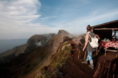 Viva uma aventura em bali: trilha ao nascer do sol no monte batur, relaxe nas águas termais naturais, explore cachoeiras em ubud e caminhe pelos terraços de arroz de tegalalang. motorista particular