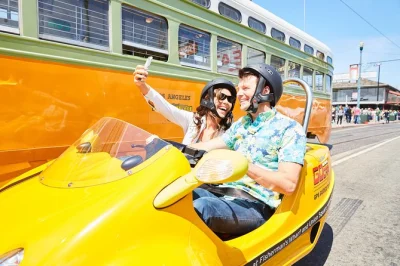 Découvrez san francisco à bord d’un gocar parlant, en visitant les sites phares comme le golden gate et lombard street, avec prise en main facile et arrêts libres.
