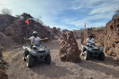 Erlebe die mojave-wüste auf einem 450cc atv bei las vegas. geführte tour auf sandpfaden, inklusive mandalay bay abholung, ausrüstung und wasser für dein abenteuer.