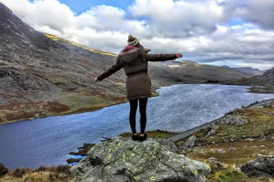 Siente la brisa marina en llandudno, recorre las murallas medievales de conwy y explora la naturaleza salvaje de snowdonia en una excursión de un día desde liverpool con guía local y transporte có