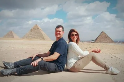 Scopri il sole del deserto alle piramidi di giza, incontra la sfinge da vicino e visita il museo egizio di il cairo—tour privato con biglietti e trasferimento incluso.