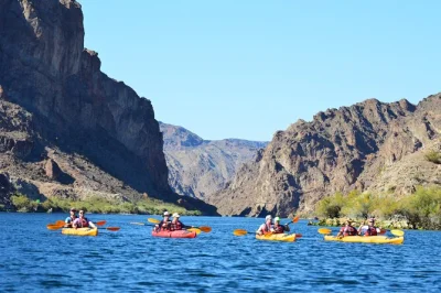 Spüre die frische luft des colorado river auf der kajaktour zur emerald cave ab willow beach – kleine gruppe, snacks und ein erfahrener guide inklusive hotelabholung.