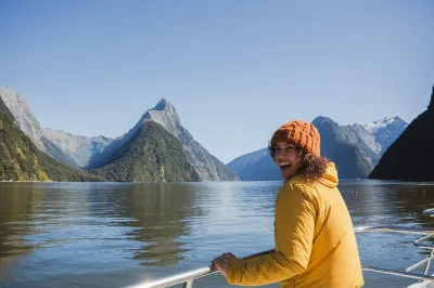 Erlebe milford sound wild und nah bei einer kleinen tagestour ab te anau mit naturwanderungen, tierbeobachtungen und einer 2-stündigen bootsfahrt. abholung und lokaler guide inklusive.