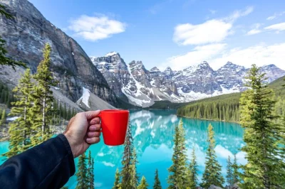 Disfruta del aire fresco en lake louise, pasea por la orilla de moraine lake y observa la fauna en una excursión relajada desde banff, con entradas y transporte cómodo incluidos.