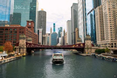 Float past chicago’s iconic skyscrapers on a 90-minute river cruise, hear stories from expert guides, enjoy complimentary drinks, and see the city from a new angle.