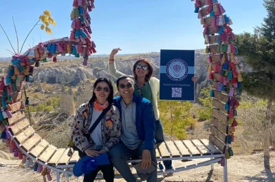 Descubre los valles surrealistas de cappadocia, explora iglesias en cuevas antiguas, prueba la cerámica en avanos y disfruta un almuerzo tradicional. incluye recogida en hotel y guía.