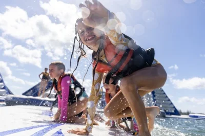 Pule, mergulhe e se divirta no southport gc aqua park, na gold coast—50 minutos de aventura inflável na água para famílias e amigos, com coletes salva-vidas inclusos.