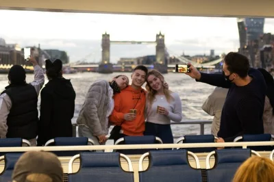 Scivola sul tamigi con uber boat, passando vicino a tower bridge e london eye. sali e scendi tra battersea e barking riverside con posti al coperto inclusi.