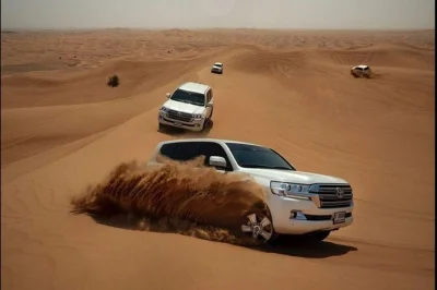 Vivez un safari dans le désert de dubaï : sensations fortes en 4x4, balade à dos de chameau, dîner bbq et danse orientale en live. transfert inclus. réservez votre aventure dès maintenant.