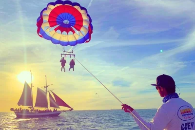 Vivez la sensation du vent au-dessus du port historique de key west, profitez du plus long vol en parasailing et détendez-vous avec une équipe sympa. tout le matériel et la balade en bateau sont in
