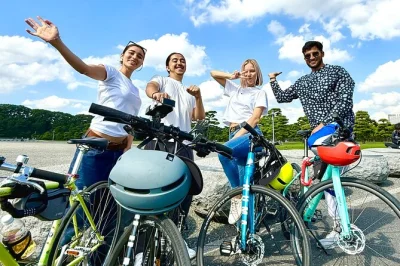 Découvrez tokyo à vélo avec un guide : zojo-ji, palais impérial, cat street et le célèbre shibuya crossing. vélos électriques et équipement pluie inclus.