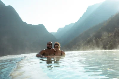 Llega temprano a las grutas tolantongo, disfruta de sus piscinas termales en los acantilados, explora cuevas y disfruta un desayuno típico. recogida y entrada al parque incluidos.