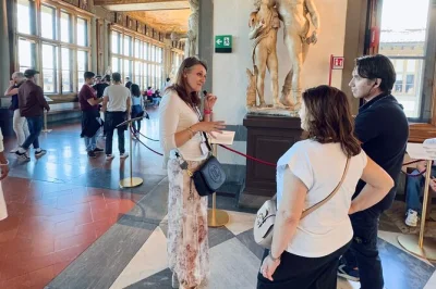 Explore a galeria uffizi em florença com tour em grupo pequeno, ingressos sem fila, guia especialista e fones de ouvido. mergulhe nas obras-primas do renascimento de perto.