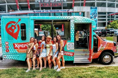 Scopri nashville in un tour in minibus all’aperto: visita music row, murales colorati e luoghi storici con una guida del posto. pickup facile in centro.