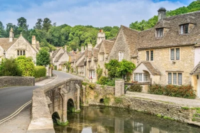 Découvrez la quiétude de castle combe, explorez l’énigmatique stonehenge et flânez dans les rues historiques de bath lors d’une excursion en petit groupe avec guide expert et transport inclus.