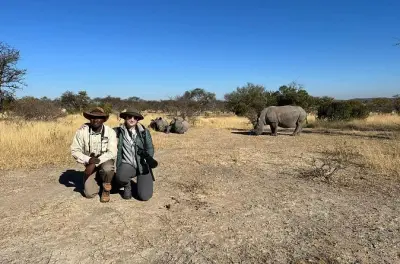Matobo Nashornbeobachtung: Weiße Nashörner zu Fuß in Simbabwe