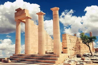 Descubre rodas y lindos en un tour privado de día: recorre murallas medievales, disfruta las vistas desde la acrópolis de lindos y aprovecha la recogida flexible con un conductor local.