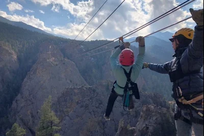 Erlebe den nervenkitzel über den seven falls in colorado springs bei einer zipline-tour mit lokalen guides, beeindruckender canyon-kulisse, inklusive ausrüstung, transport und wasserflasche.