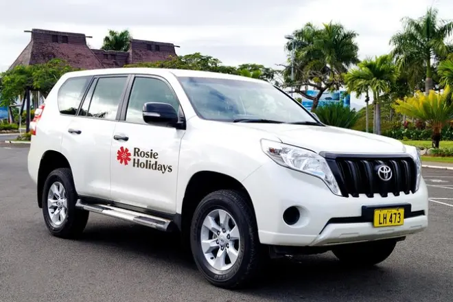 Flughafentransfer Nadi zum Hotel: Privater Wagen mit Lei-Begrüßung