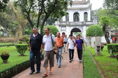 Entdecke hanoi mit lokalem guide: tempel der literatur, hoa lo gefängnis & authentisches vietnamesisches mittagessen. inkl. hotelabholung & eintrittsgelder.