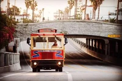 Erlebe santa barbaras original-trolley-tour mit blick auf das courthouse, die old mission und stearns wharf. mit spannender führung und bequemer abholung.