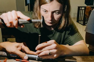 Scopri l’arte della lavorazione dell’argento in un piccolo villaggio di ubud con artigiani locali. tutti gli strumenti inclusi, caffè o tè, e porterai a casa il tuo gioiello fatto a mano.