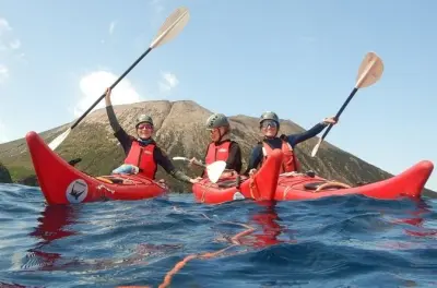 Kayak en la isla Vulcano: Remo en cuevas y aguas termales