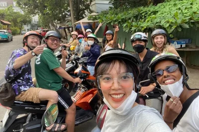 Découvrez ho chi minh à moto avec des guides locaux, goûtez aux meilleures spécialités de rue : banane grillée, bun bo hue, barbecue et soupe sucrée. prise en charge incluse.
