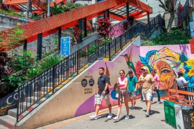 Recorre la comuna 13 en medellín, disfruta empanadas y helado de mango, descubre arte callejero y galerías. incluye snacks y guía local. reserva ya.