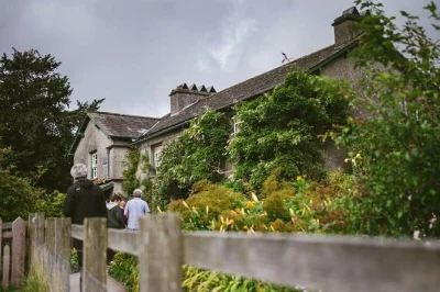 Descubre el lake district de beatrix potter con un tour de medio día desde windermere, incluyendo un paseo en barco por el lago windermere, entrada a hill top farm y recogida con guía local.