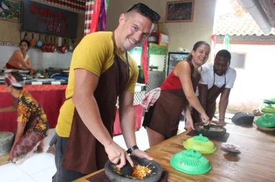 Ubud, mercato locale e corso di cucina balinese con chef: prepara 9 piatti tipici, visita risaie e gusta un pranzo casalingo incluso il trasferimento.