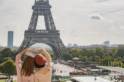 Découvrez paris autrement avec un accès réservé à la tour eiffel, des anecdotes en direct par un guide passionné, et du temps libre au sommet ou au 2e étage. profitez d’une visite flexible.