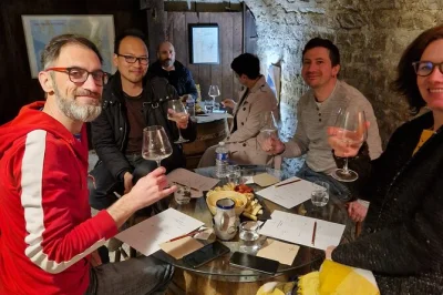 Descubra os vinhos da borgonha em dijon com um especialista, degustando 6 rótulos regionais acompanhados de queijos e charcutaria locais. grupo pequeno, ritmo tranquilo, inclui degustação e petisco