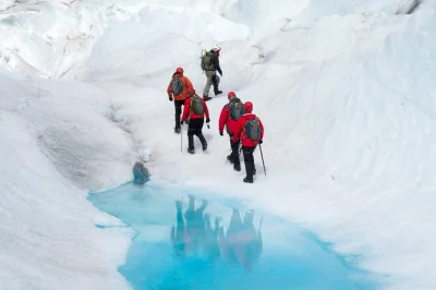 Découvrez la randonnée guidée sur le glacier matanuska au départ d’anchorage, avec transfert, équipement de sécurité et eau de glacier incluse. petit groupe, aventure authentique.